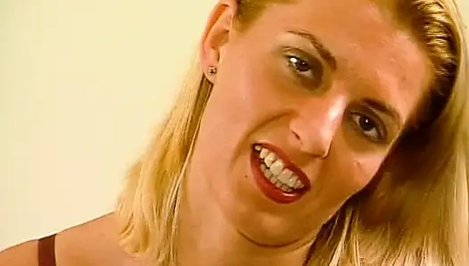 Almanya'dan sarışın hatun mükemmel vücudunu iç çamaşırlı gösteriyor