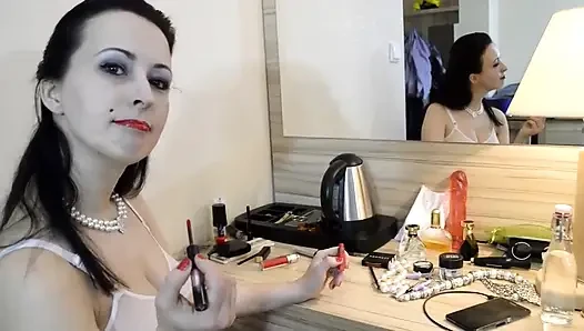 Kahverengi naylon çoraplı klasik bayanla alay ediyor - orta kalite