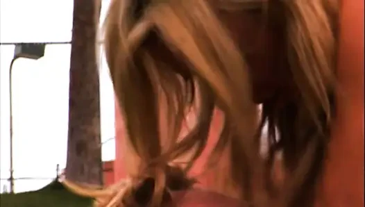 Egzotik sarışın Kayden Cross ön çimde büyük bir yarak alıyor
