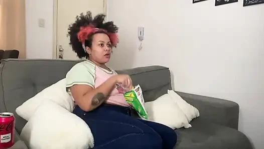 Ben televizyon izlerken osuruyor ve geğiriyorum