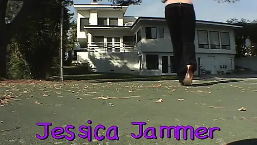 Cewek pirang tersedak kontol hitam besar lalu menungganginya hingga mani muncrat