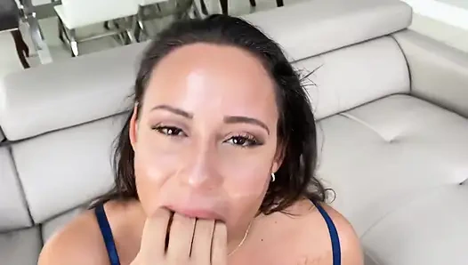 Carmela Cluth büyük yarağımı gerçekten emip sikebilecek büyük götlü bir latin! Bu bir banger ve ıslak!