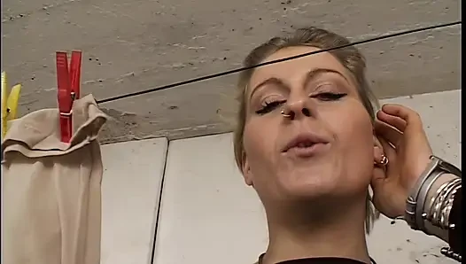 Sarışın bebeğin vahşi çamaşır odasında elle muamele ve orgazm