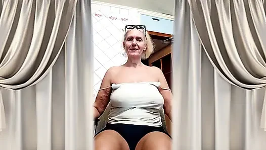 Die Attraktive Hausfrau Lukerya in Der Küche