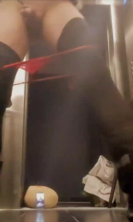 Travesti empregada posando em Elevador