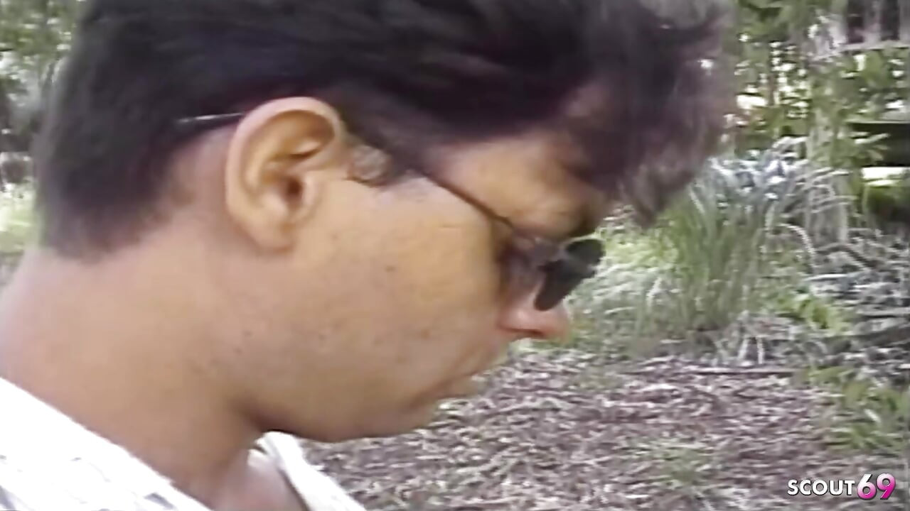 लैटिना ट्रॅनी की तंग गांड में तीन लोगों द्वारा सड़क पर चुदाई