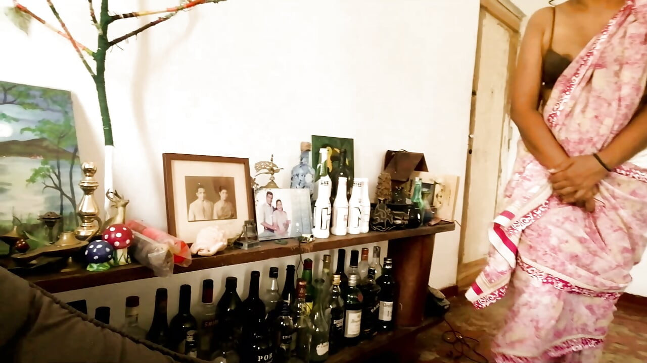 아내가 집을 비운 사이 남편이 데시 가정부를 자지 서비스 하녀로 이용한다