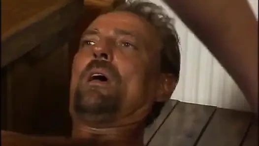 Зрелая пара трахает волосатую киску на столе... сперма в рот