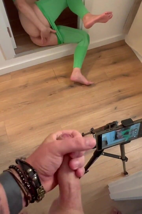Sretni frajer drka dok mu cura snima porno videe!!