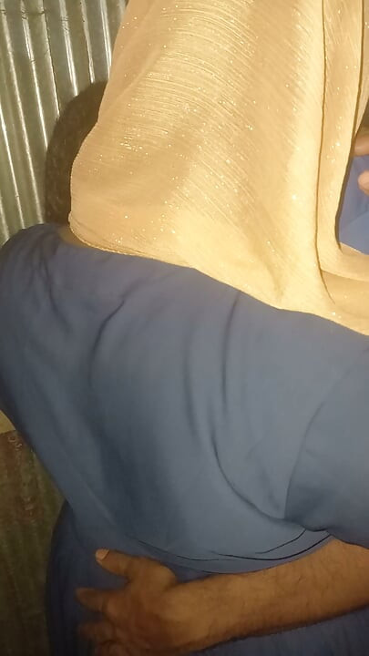 Ich betrat das zimmer der ehefrau eines anderen mannes und küsste sie leicht.