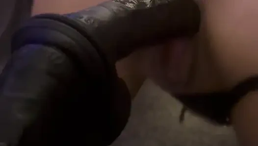 Freundin nimmt spielzeug, während sie meinen schwanz lutscht