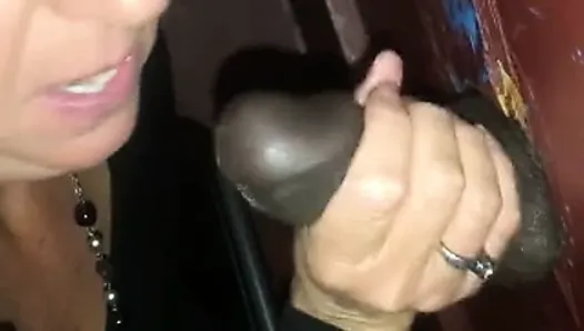 Une femme suce 2 grosses bites noires au gloryhole