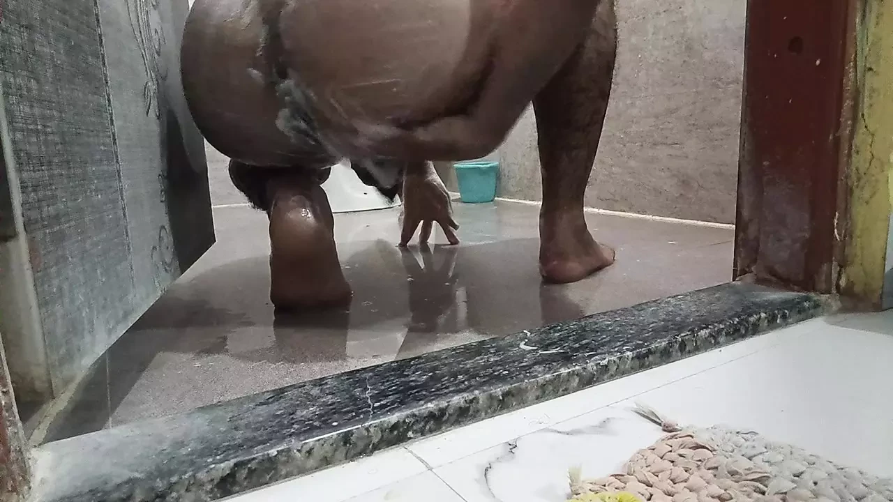 Sempre que tomo banho, tomo banho nua.