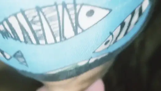 Orta yaşlı seksi kadın sadece büyük, lezzetli dilini kullanarak sakso çekiyor ve sonunda tüm dölleri yutuyor.