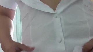 Asiática cd stephy en uniforme de enfermera y pelar