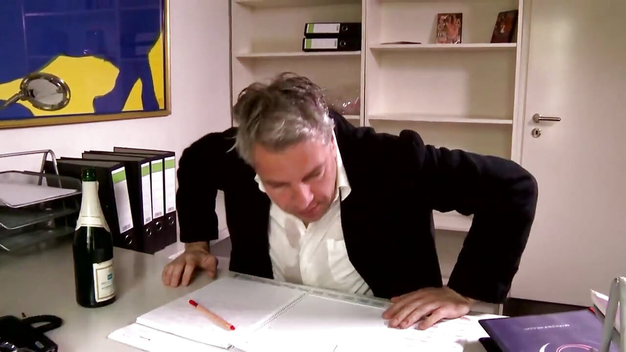 Блондинка красуня, дупа в офісну іграшку, грає в дикий трах