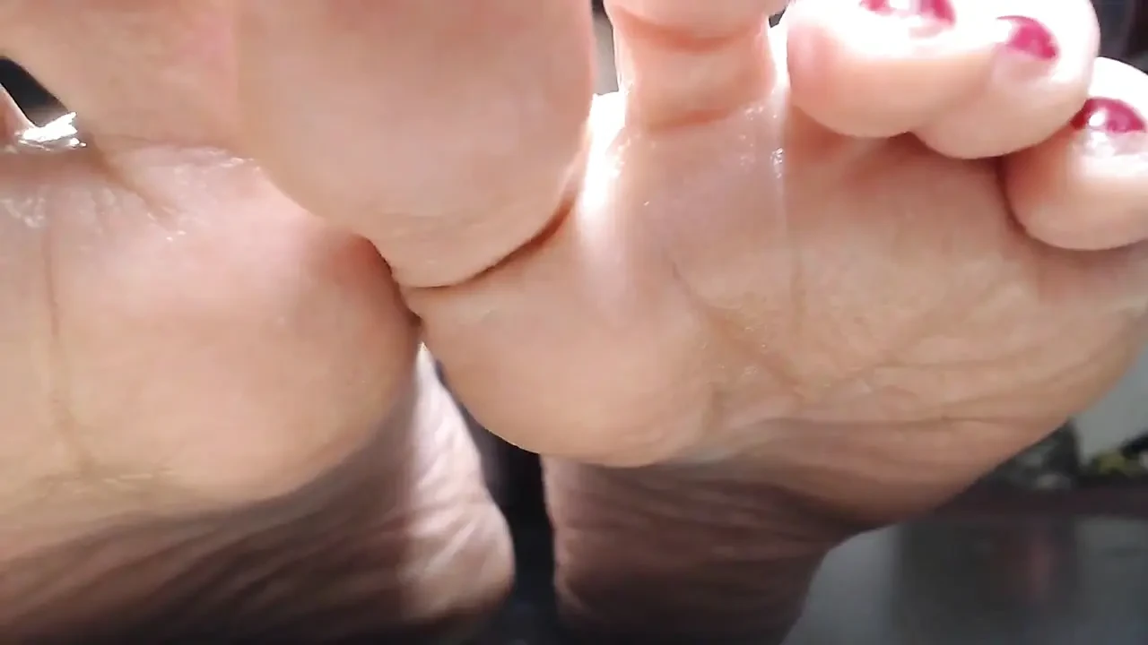 超级特写我皱纹的脚底涂油