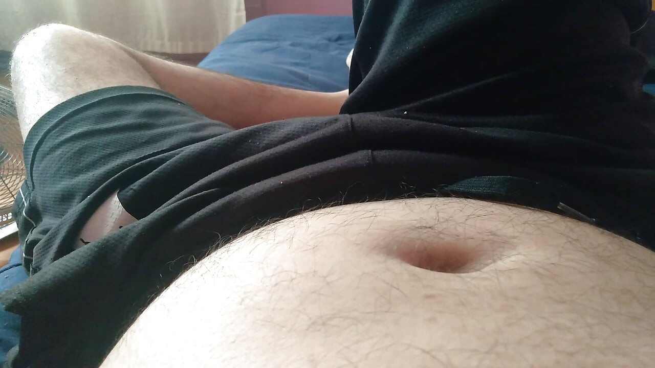 Un homosexual se excită când își expune penisul fără lenjerie intimă