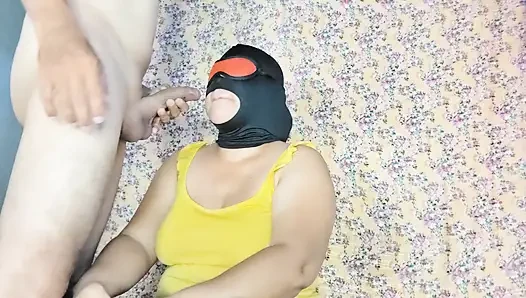 Güzel oral seks, taşaklarımı emiyor