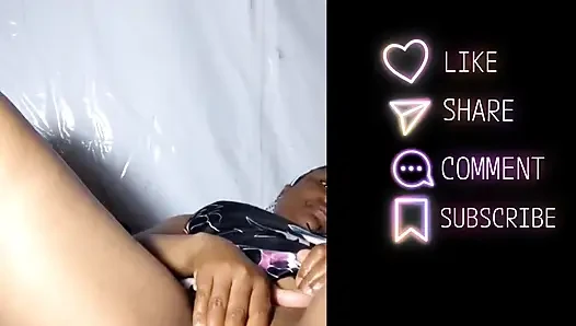 Pacarku lagi asik mainin memeknya pakai vinc dick, kangen banget sama pacarku