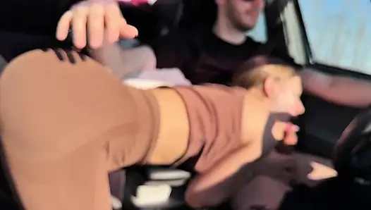 Сосет Своему Водителю За Рулем