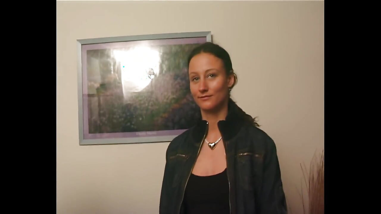 בחורה יפה שנאספת ברחוב מתפשטת ואפילו מקבלת נגיעה וזיון מלסבית