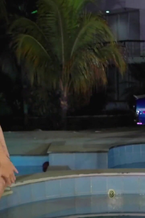 Mayolu zengin esmer başka bir kızla sikişiyor ve tamamen ıslak ggmansion mastürbasyon yapıyor