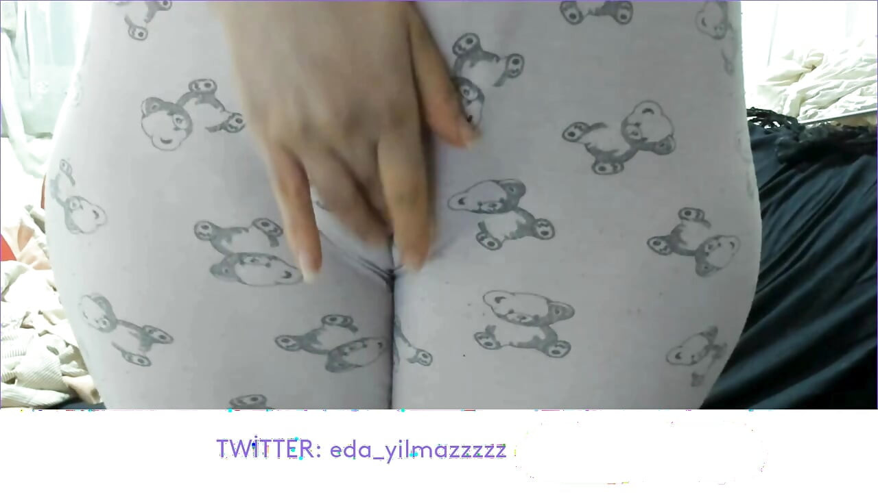 CAMELTOE- MASTURBACIÓN EN PIJAMA- COÑO HINCHADO- COÑO HINCHADO- PORNO TURCO