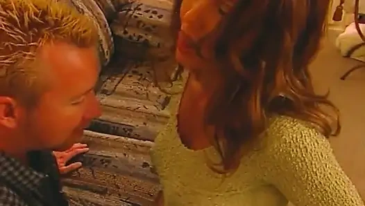 Возбужденную милфу лижут, трахают пальцами и жестко трахают