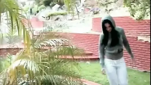 Bakış açısı yarak esmerle sikişiyor ve yüzüne güzel bir boşalma veriyor