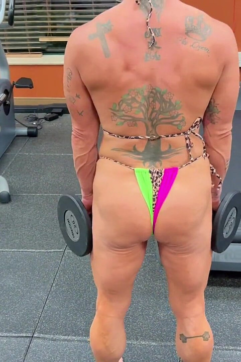 Une fille musclée baise et suce un inconnu