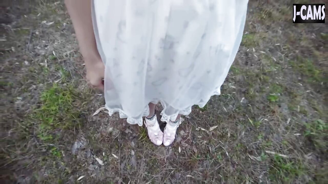 Outdoor Tease. Mischievous Girl and Controlled Release Part3