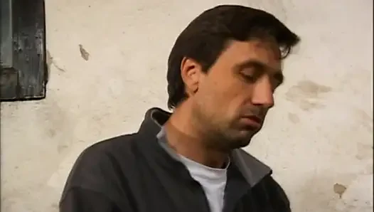 Büyük olgun yarak çiftlikte bir sürtüğü sikiyor ve ağzına boşalıyor