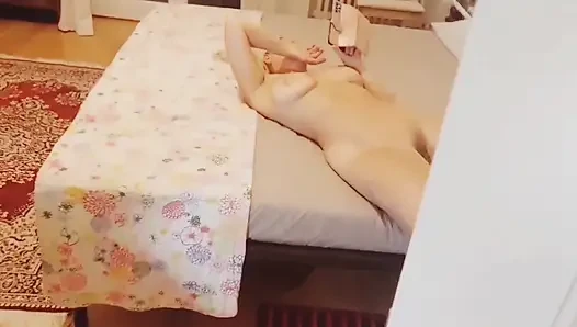 Selena lagi asik bersenang-senang sambil bugil di ranjang