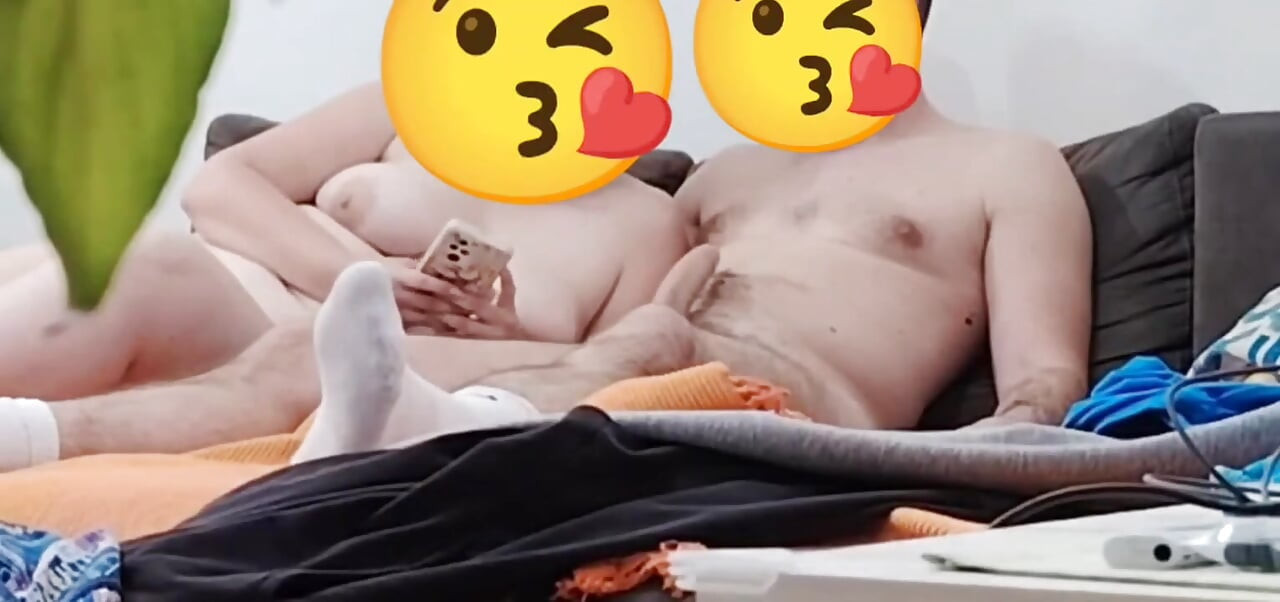 Pullea valkoinen tyttö imee kullia