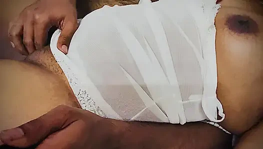 Geiles paar-rollenspiel. Ehemann fingert ehefrau und das stöhnen, klänge zu genießen, die sie macht, wird jeden typen hart machen lassen