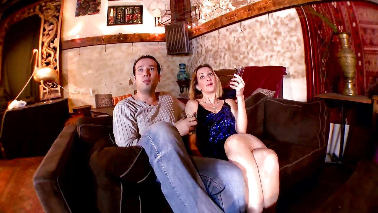 Si blonde jalang dalam stoking seksi dikongkek pantat