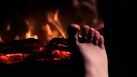 Sana güzel bir ateşli ayakla mastürbasyon yapmak için ayaklarımı ısıtıyor