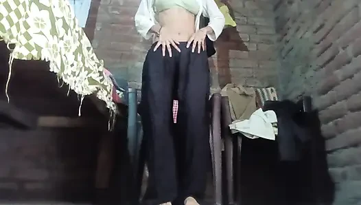 Tarian bugil gadis india pinky randi sambil goyang pantat dan ngusap memek berbulu hitamnya pakai bantal.