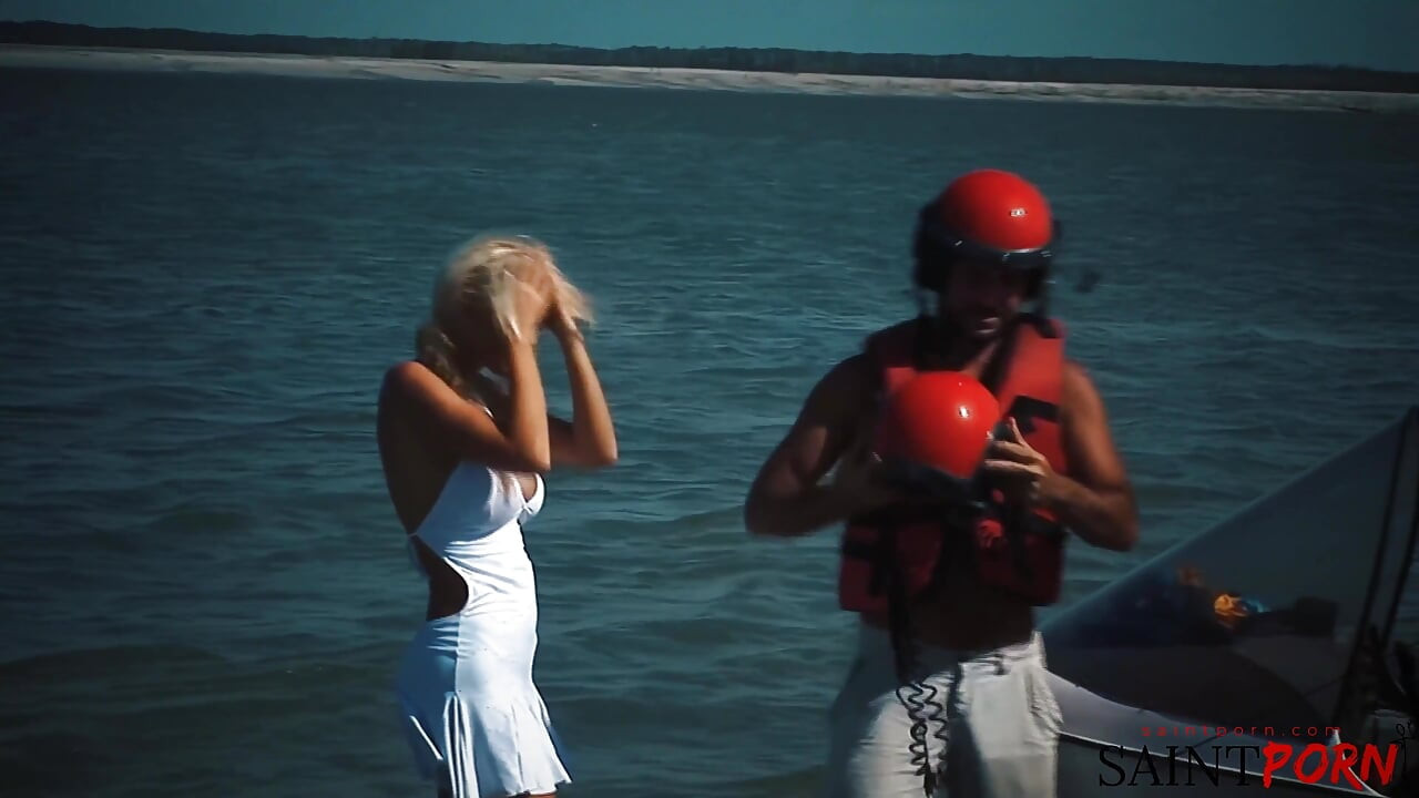 Caylian Curtis fode um piloto em uma praia isolada da ilha