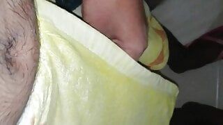 Sexy naakte jongenskleedhanddoek en het verwijderen van zijn handdoek