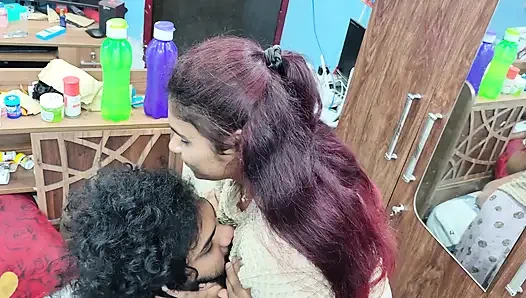 Romansa ciuman pantat dengan mengisap payudara