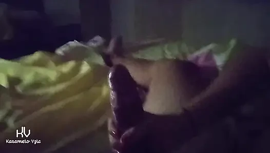 Жена будит своего мужа в любительском видео