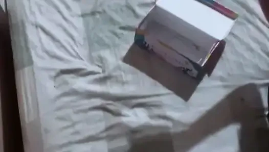 Gadis rambut merah pertama kali bereksperimen dengan anal plug