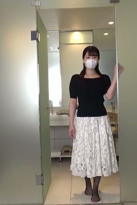 그녀의 거부할 수 없는 몸매를 보여주는 오지는 아마추어 사무실 미녀. 딱딱한 오럴로 하드코어 섹스와 질싸로 이어진다.