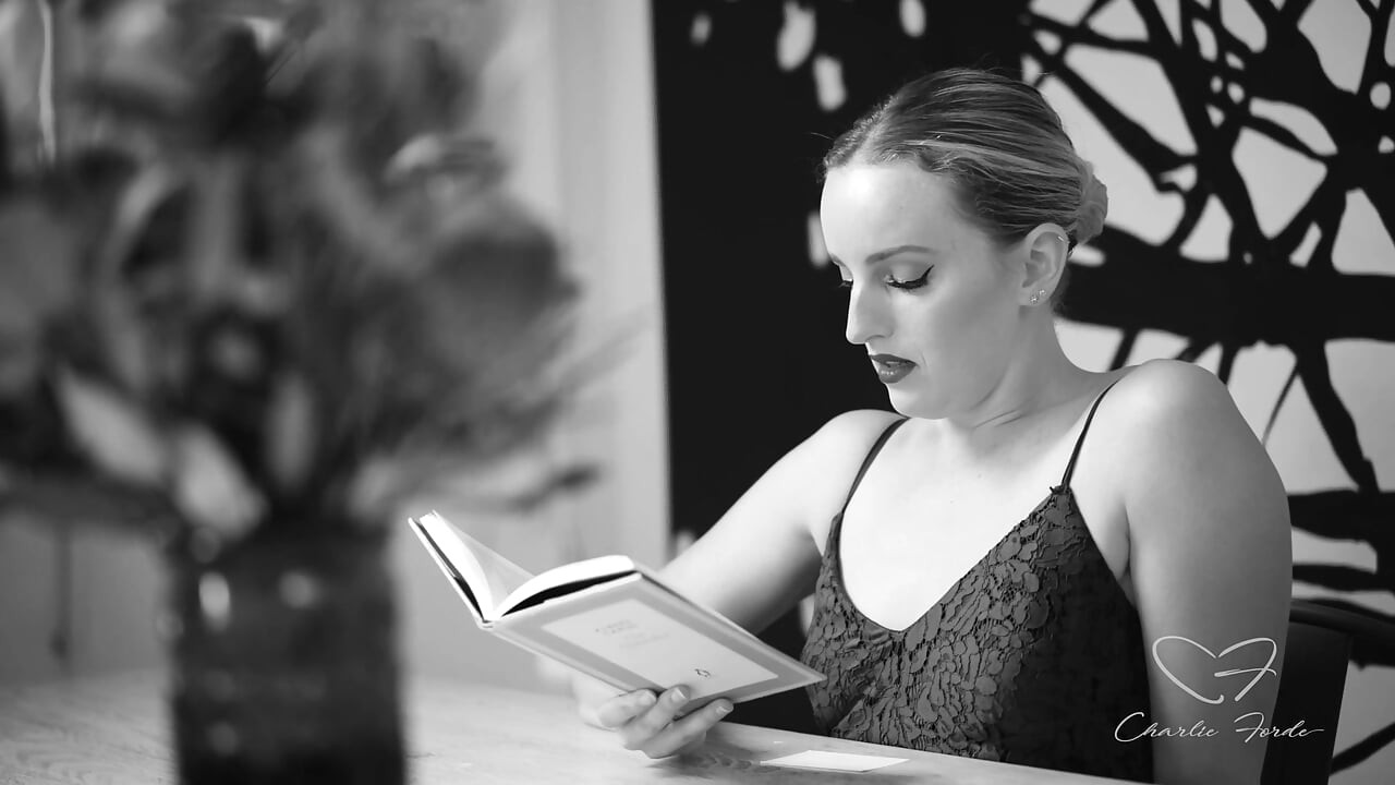 찰리 포드, 앰버 무어를 특징으로 히스테리 문학에 경의