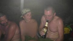 Machos russos numa sauna portatil no mato