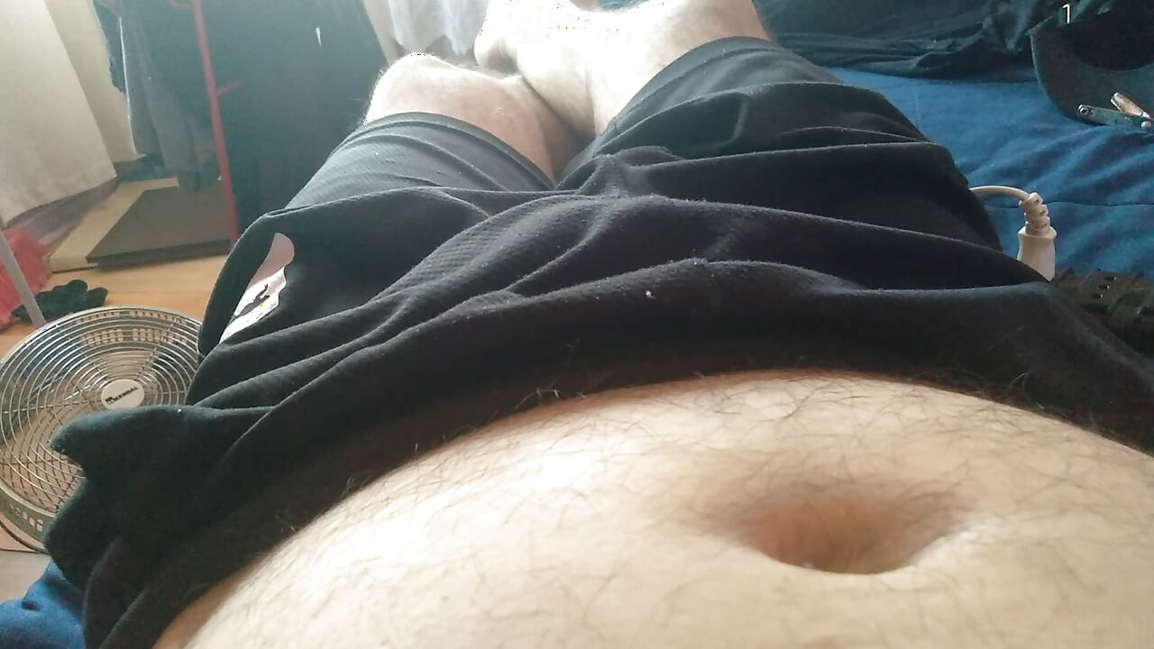 一个有坚硬鸡巴的男人想要在你肮脏的嘴里撒尿作为幻想