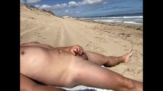 Masturbandose en la playa