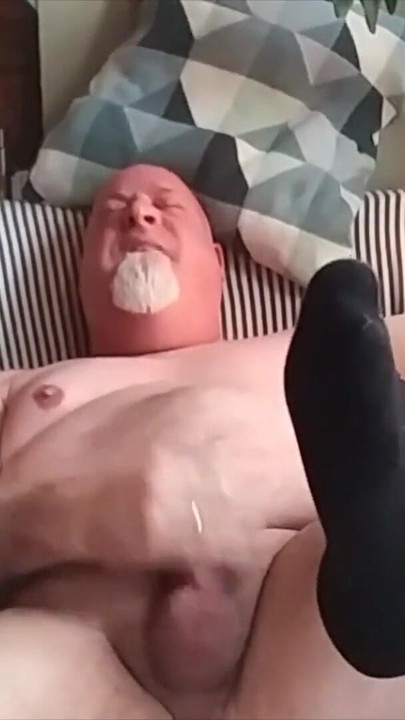 Ključni trenutak iz "OTC SOCKS!! Medvjed u crnim OTC čarapama"